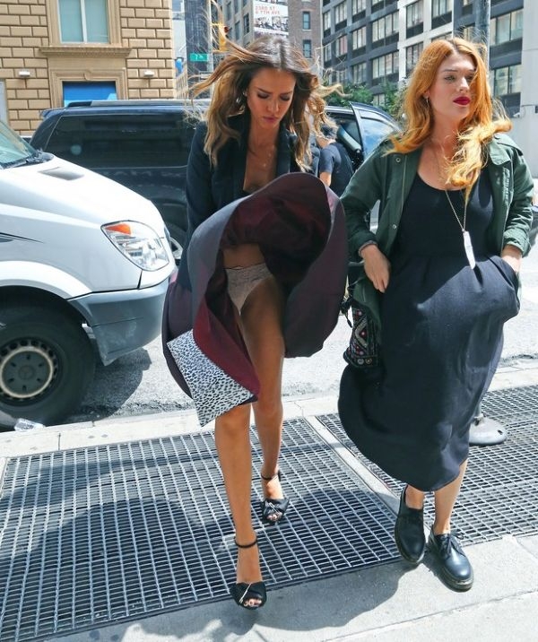 FOTO: Jessica Alba quedó semidesnuda en NY por culpa del viento