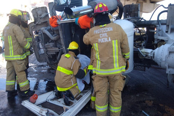 Chofer de revolvedora quedó prensado tras volcarse en San Felipe Hueyotlipan