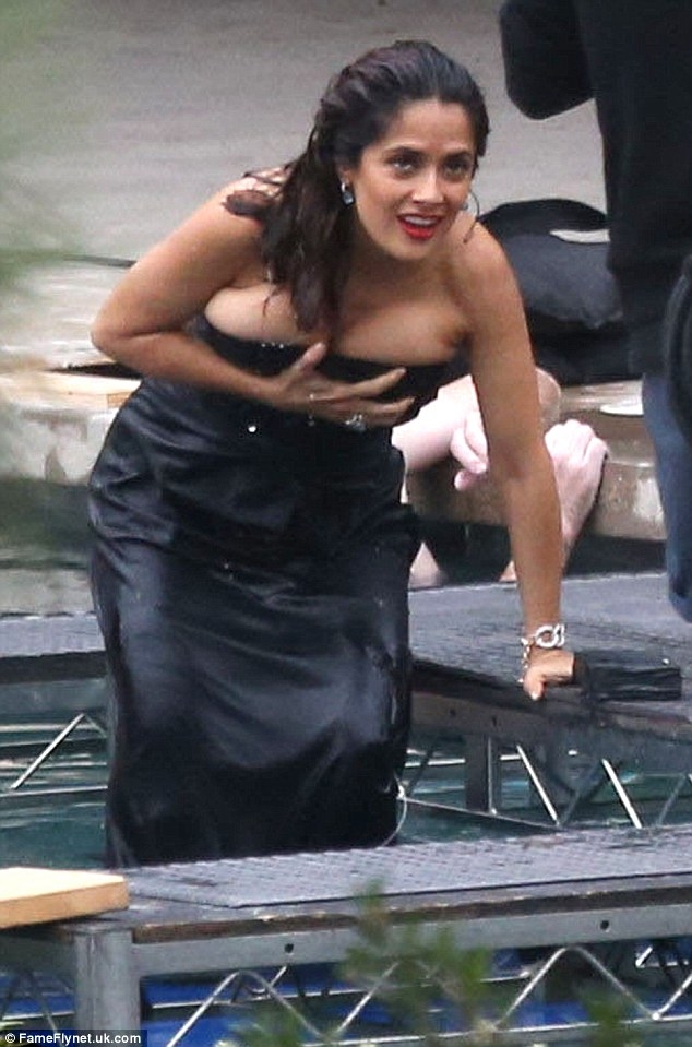 FOTOS: Salma Hayek, su vestido casi le dejó senos al descubierto
