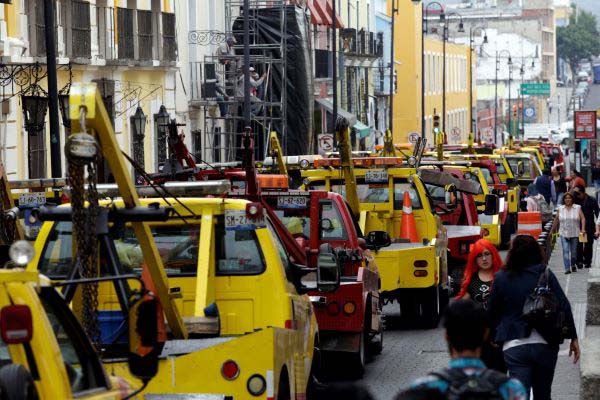 Aumentan de 3 a 6 años de prisión a transporte y grúas pirata en Puebla
