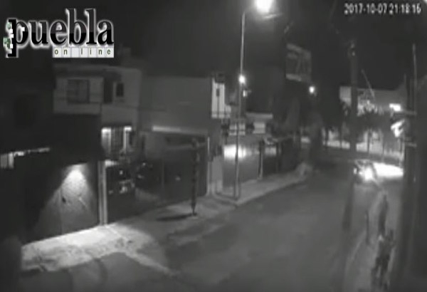 VIDEO: Así roban a transeúntes en Puebla