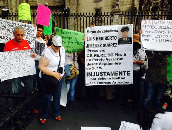 Marchan en favor de ocho militares detenidos por caso Tlatlaya