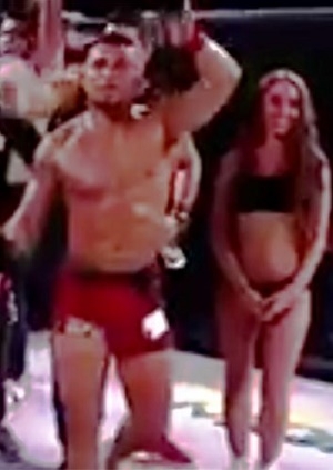 VIDEO: Peleador perdió, se enojó y golpeó a edecán