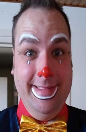 Payaso mató a su esposa y transmitió su detención por Facebook