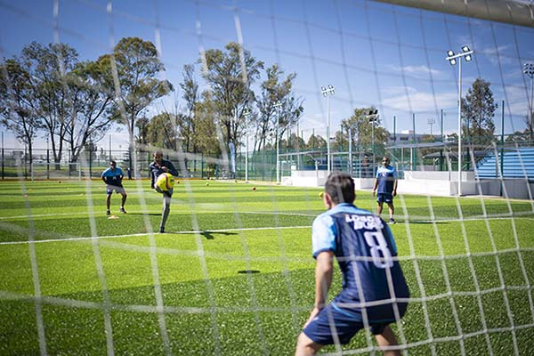 Rector de la BUAP inaugura cancha de fútbol 7 de la Dirección de Cultura Física