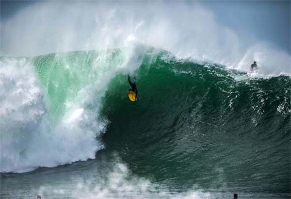 Surfistas de California felices con el fenómeno Mar de fondo