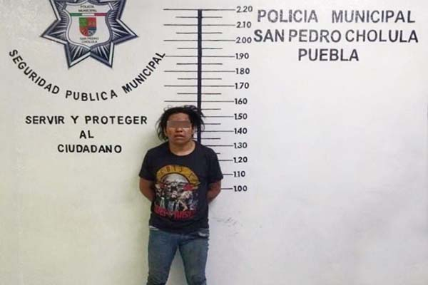 Policías de San Pedro Cholula aseguran a dos hombres señalados por robo de vehículo