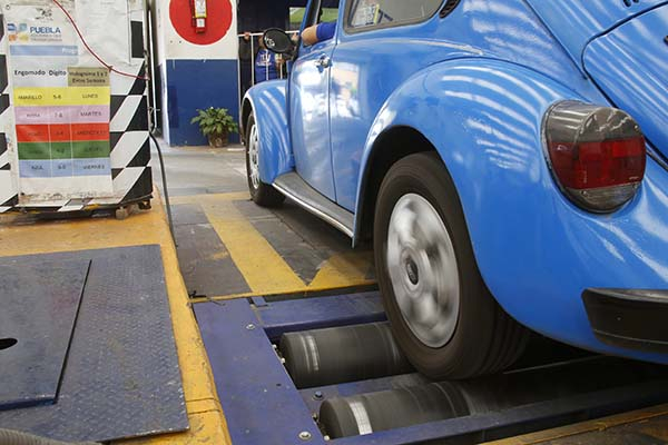 Poblanos podrán verificar sus autos en CDMX o el Estado de México