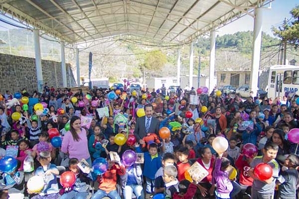 La BUAP entregó juguetes a niños de Santa Cruz Cuautomatitla, La Resurrección y Cuetzalan