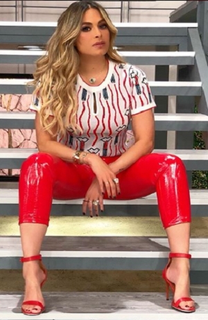Galilea Montijo presume figura en bikini