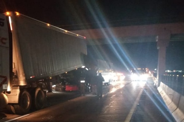 Colisión entre unidad ADO y tractocamión deja 15 lesionados en la autopista a Orizaba