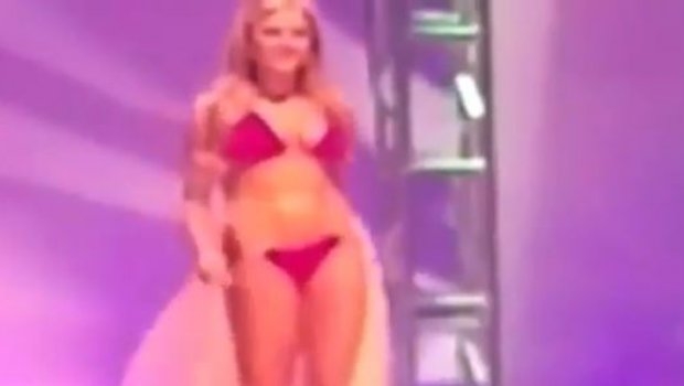 VIDEO: Miss Beverly Hills, se le cayó traje de baño y quedó en topless