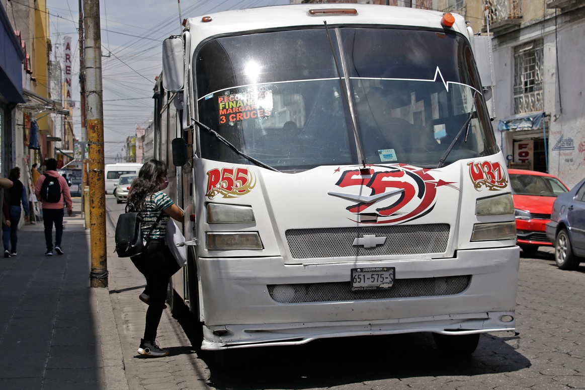 Ordenan reservar asientos para mujeres en transporte público de Puebla