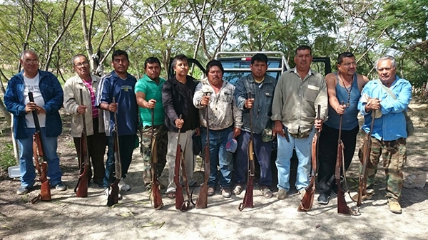 Detienen a 10 hombres con rifles para cazar en San Gabriel Chilac
