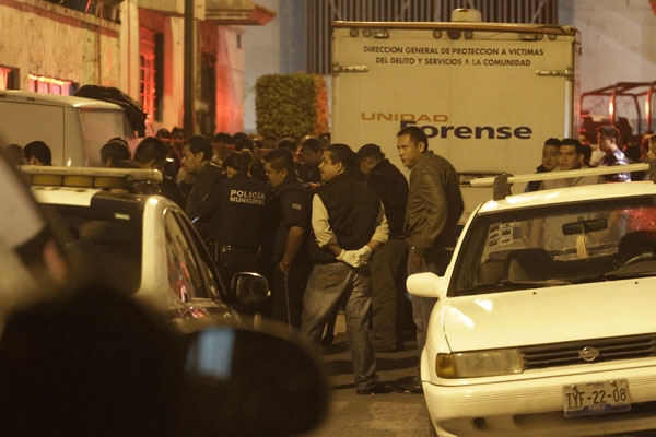 Asesinan a comerciantes de Puebla en asalto afuera de su casa