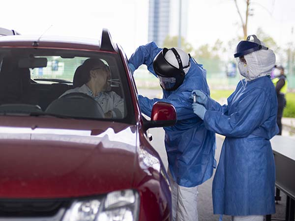 La BUAP realiza pruebas COVID-19 “sin bajar del auto”