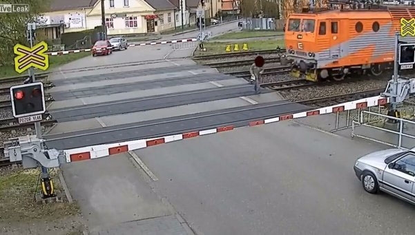 VIDEO: Se salva por un pelo de ser arrollado por el tren