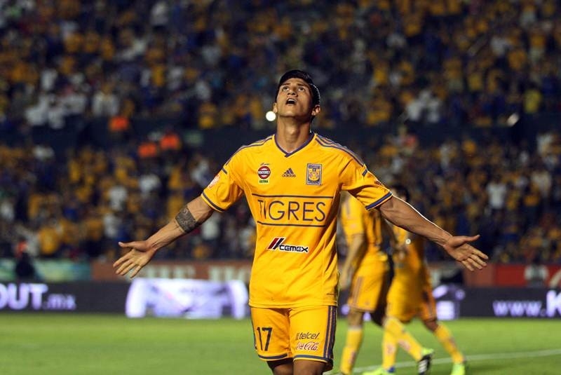 Alan Pulido habría firmado contrato con Olympiacos