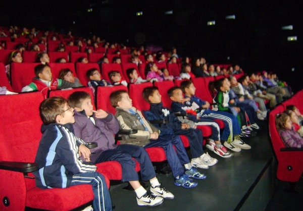Padres olvidan a su hija en un cine de Cancún; DIF la rescata