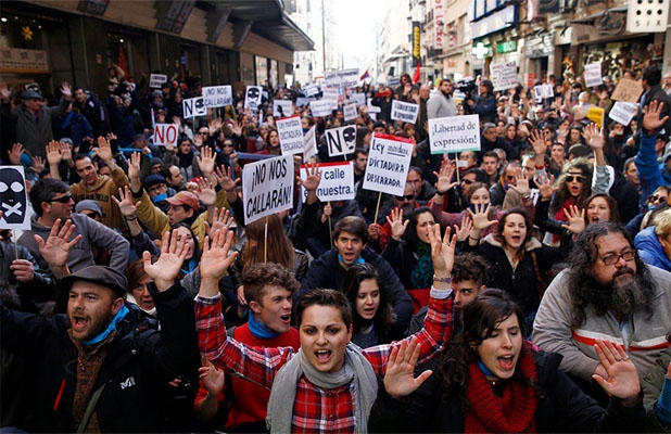Miles de españoles rechazan en las calles ley antiprotestas
