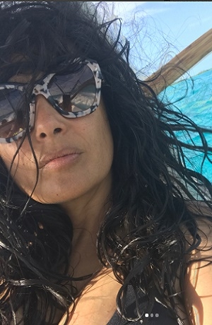 Salma Hayek deslumbró con sensual bikini