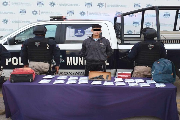 Atrapan a veinteañero con 19 armas de fuego en la CAPU, las llevaba a CDMX
