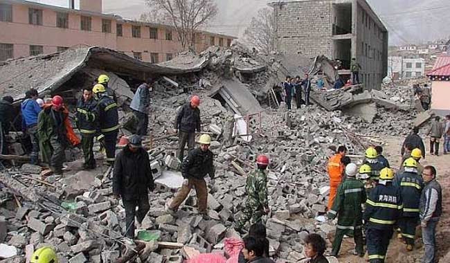 Aumentan a 398 los muertos por sismo en el sur de China