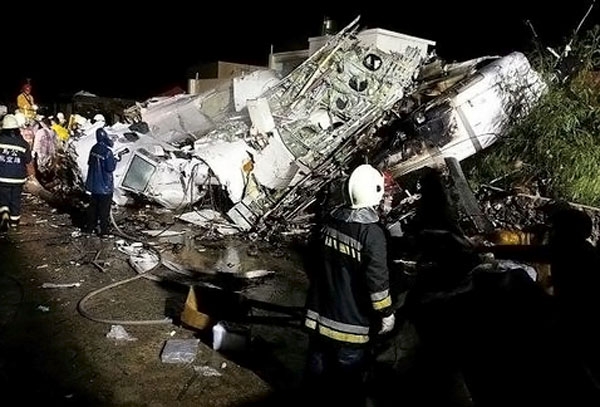 Se estrella avión al aterrizar en Taiwan; hay 47 muertos