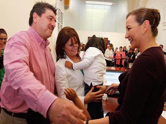 SEDIF entrega a 2 menores a familias adoptivas; van 171 en el sexenio