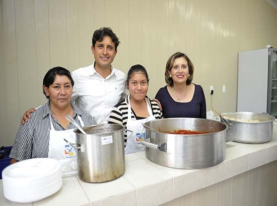 Edil de San Pedro Cholula inaugura comedor comunitario en Zacapechpan