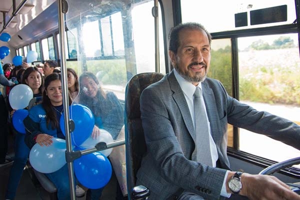 BUAP: Esparza Ortiz entrega unidad 54 del STU a preparatoria Emiliano Zapata