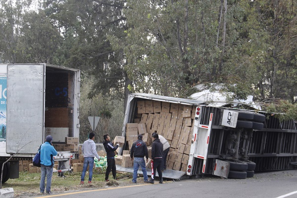 Tráiler con cajas de agua purificada quedó volcado en Texmelucan
