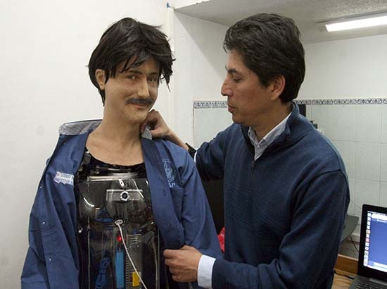 BUAP adquiere dos robots humanoides para tratar problemas de lenguaje y comportamiento