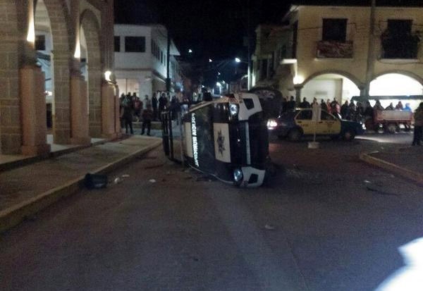 Vecinos de Tetela de Ocampo destrozan patrulla durante protesta