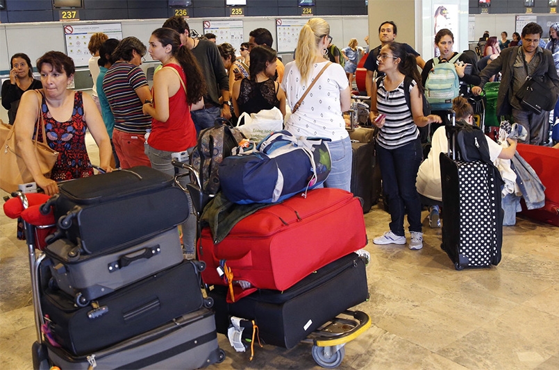 Al menos dos poblanos atrapados en el aeropuerto de Madrid