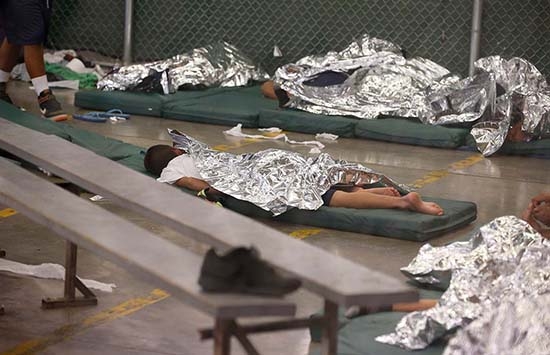 Niños migrantes de México viven en hacinamiento en centros fronterizos