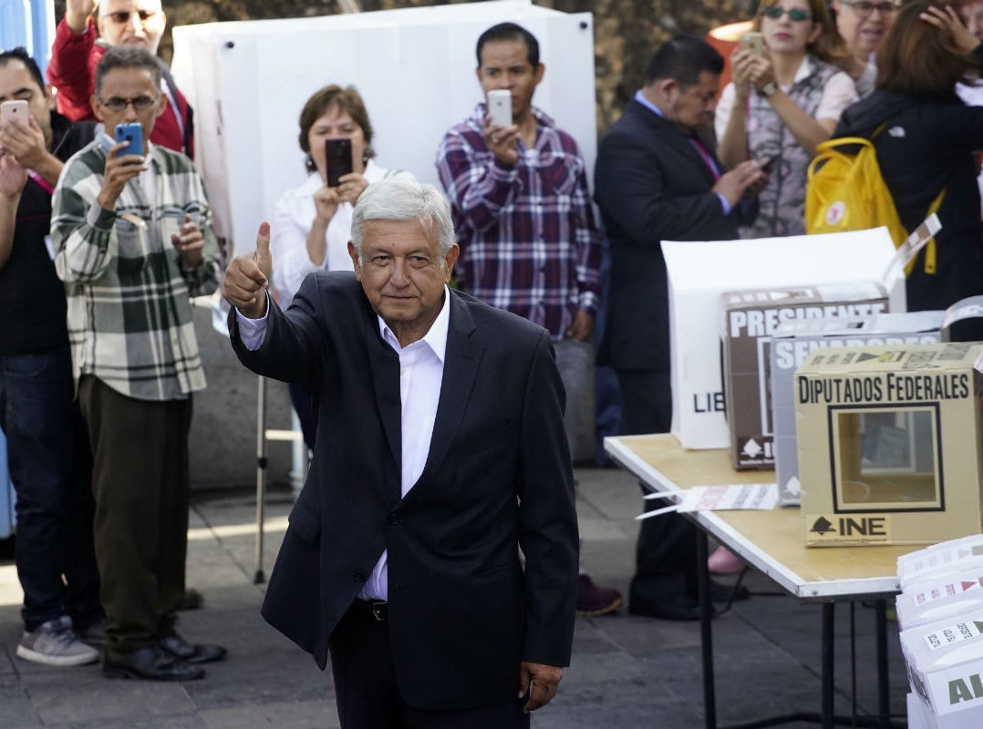 AMLO, primer presidenciable que acude a votar