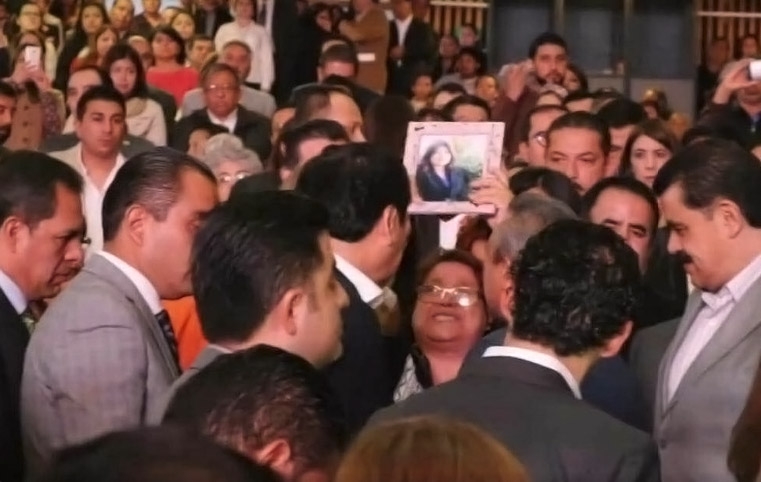 Rescatan a hija de la madre que se arrodilló frente a Osorio Chong