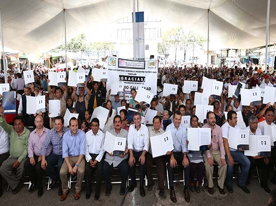 Alcalde de Puebla entrega escrituras a 105 locatarios de mercados
