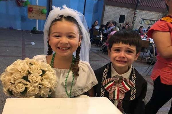 Ella ríe; él llora: se “casaron” en una kermés en Tamaulipas