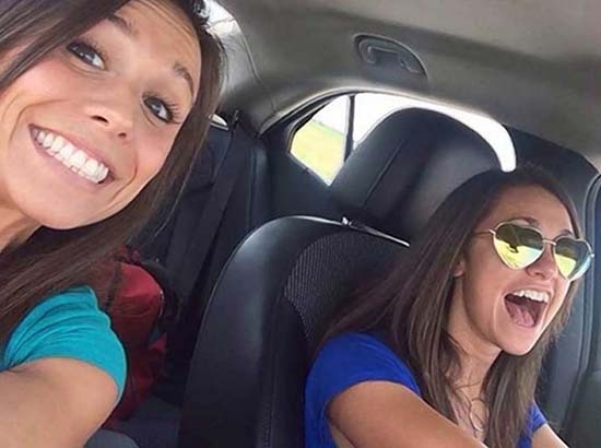 Iba a su despedida de soltera, se toma una selfie y muere en accidente