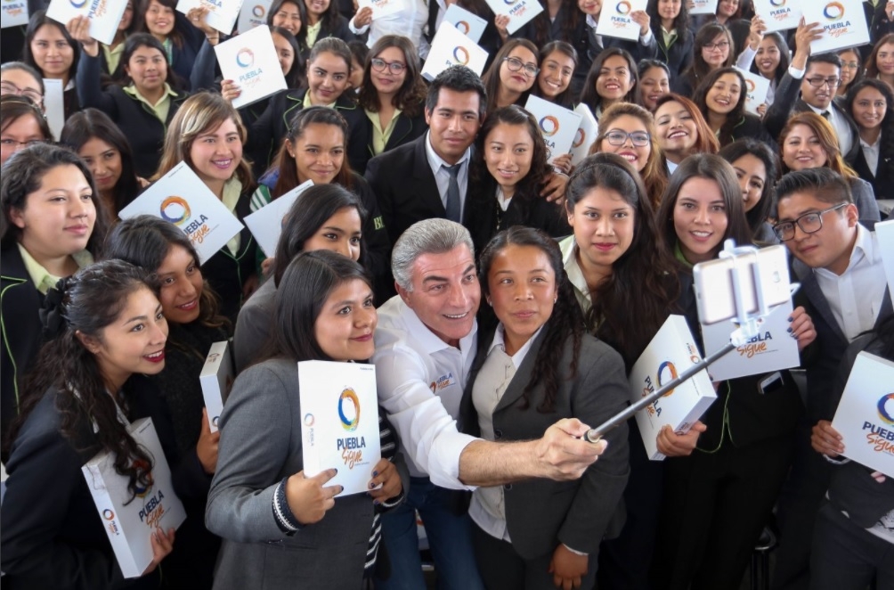 Tony Gali reconoce a estudiantes con alto desempeño académico