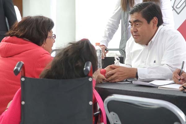 Miguel Barbosa compromete apoyos durante la Jornada de Atención Ciudadana
