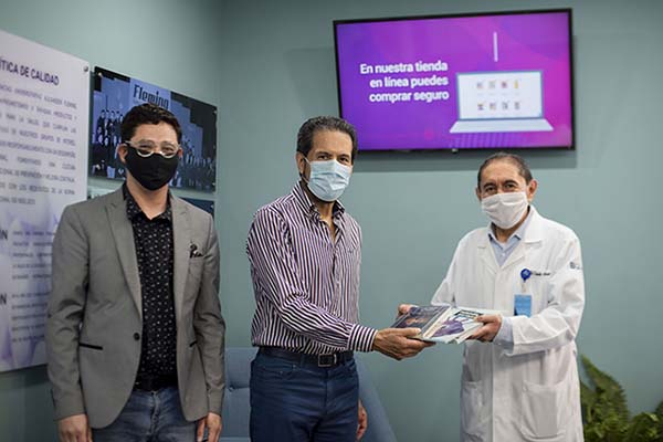 Rector de la BUAP entrega 500 libros al HUP