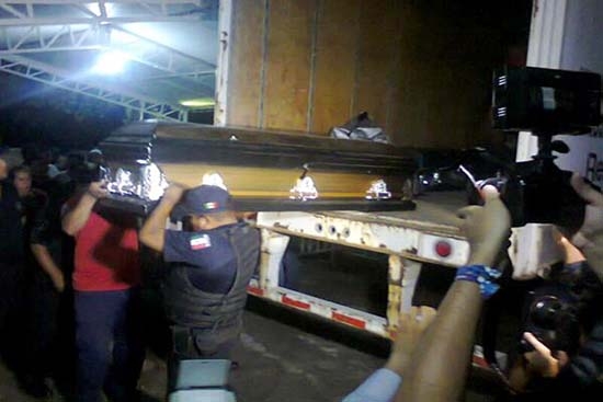 Deudos de víctimas de autobús denuncian a empresa de transporte