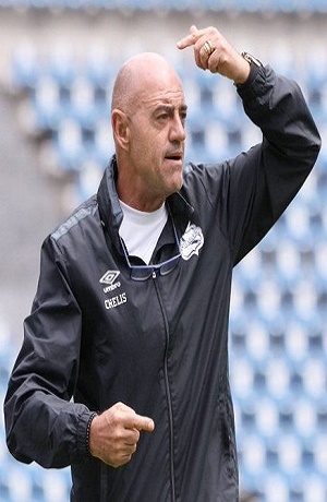 Chelís dice adiós al futbol; acusa que jugadores del Club Puebla se le “voltearon”