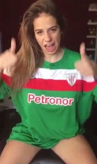 VIDEO: Aficionada del Athletic de Bilbao regaló topless en Twitter