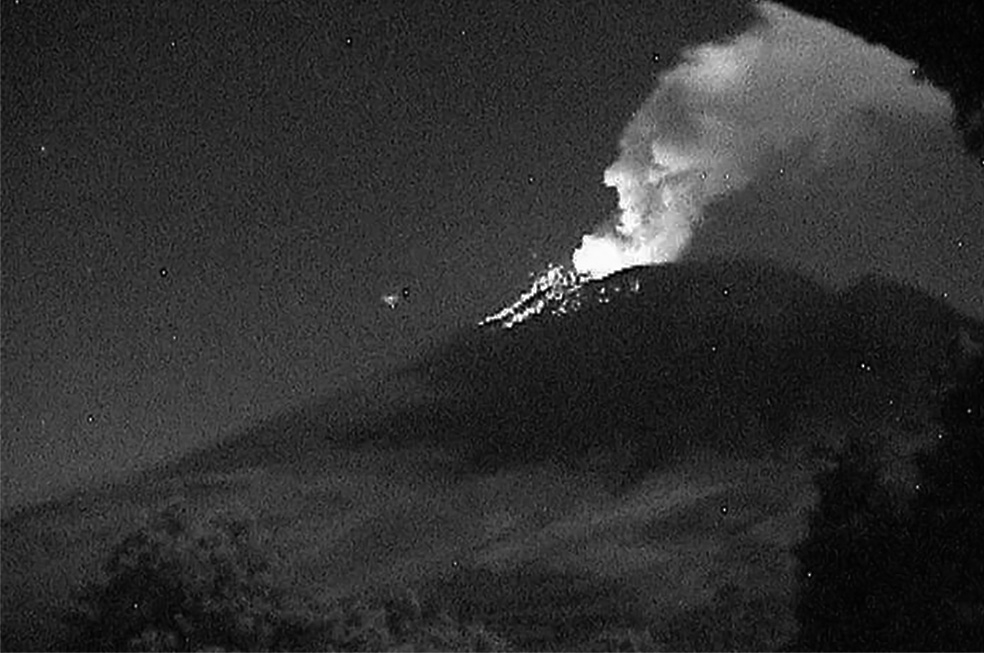 Popocatépetl lanza material incandescente en los flancos del cráter