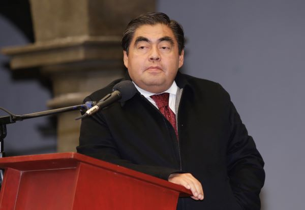 Allá él, dice Barbosa al rector de la BUAP por campaña contra reemplacamiento