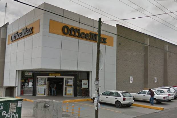 Rompen cristales y atracan Office Max de Plaza San Pedro